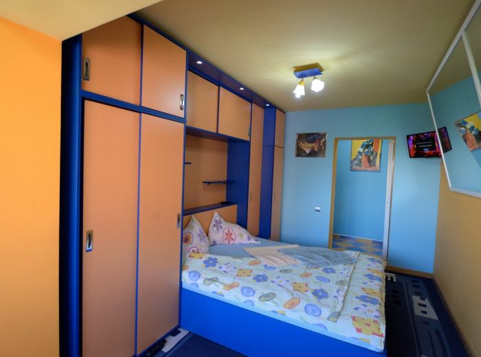 Flat 1 for rent short term Timisoara, crystal mirrors suspended in the nice bedroom D2