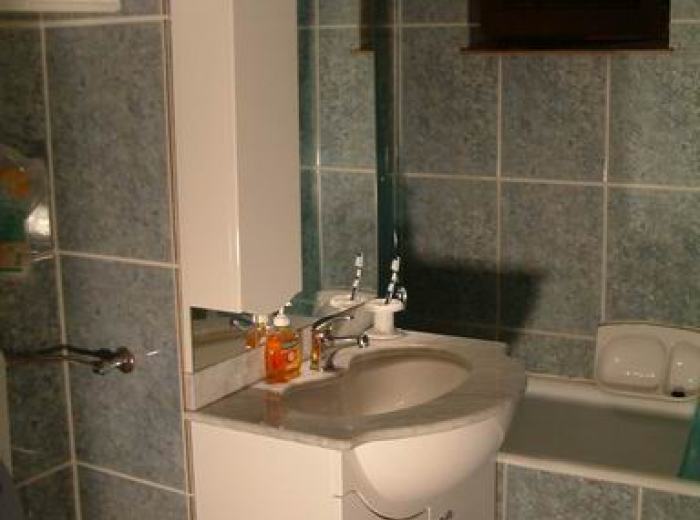 Short term Vidican apartment 4 rentals in Timisoara, bathroom with tub